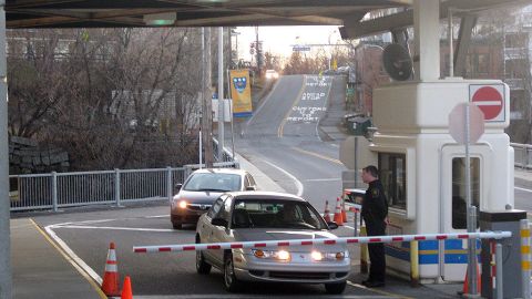 Un aduanero canadiense  en Stanstead, una ciudad dividida por la frontera entre  Canadá y EEUU.