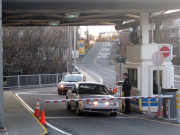 Un aduanero canadiense en Stanstead, una ciudad dividida por la frontera entre Canadá y EEUU.
