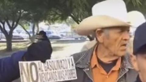 Tras el aumento en los precios de la gasolina en México, el Gallo Estrada se solidarizó con la gente en Hermosillo.