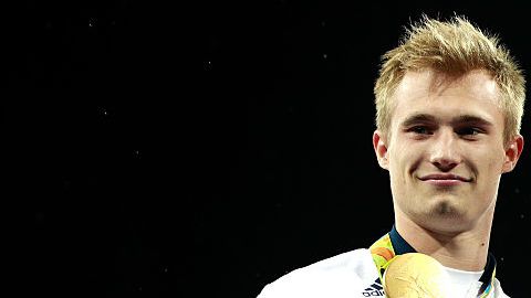 Chris Mears posando con su medalla de oro en Río 2016.