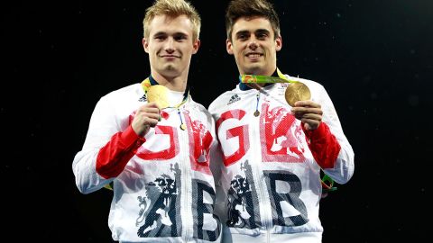 Chris Mears posando con su medalla de oro en Río 2016.