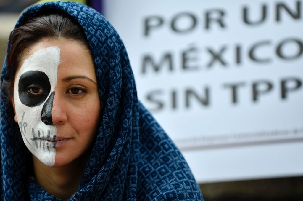 Una mujer en México protesta contra el TPP. 