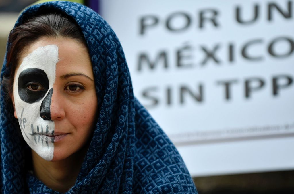 Una mujer en México protesta contra el TPP.