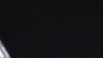 Donald Trump jurando como presidente sobre la biblia de Lincoln, frente al juez de la Corte Suprema John Roberts.