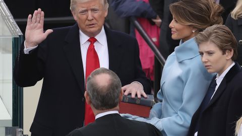 Donald Trump jurando como presidente sobre la biblia de Lincoln, frente al juez de la Corte Suprema John Roberts.