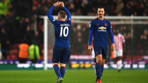 Rooney festeja su gol 250 con el Man U al lado de Ibrahimovic.