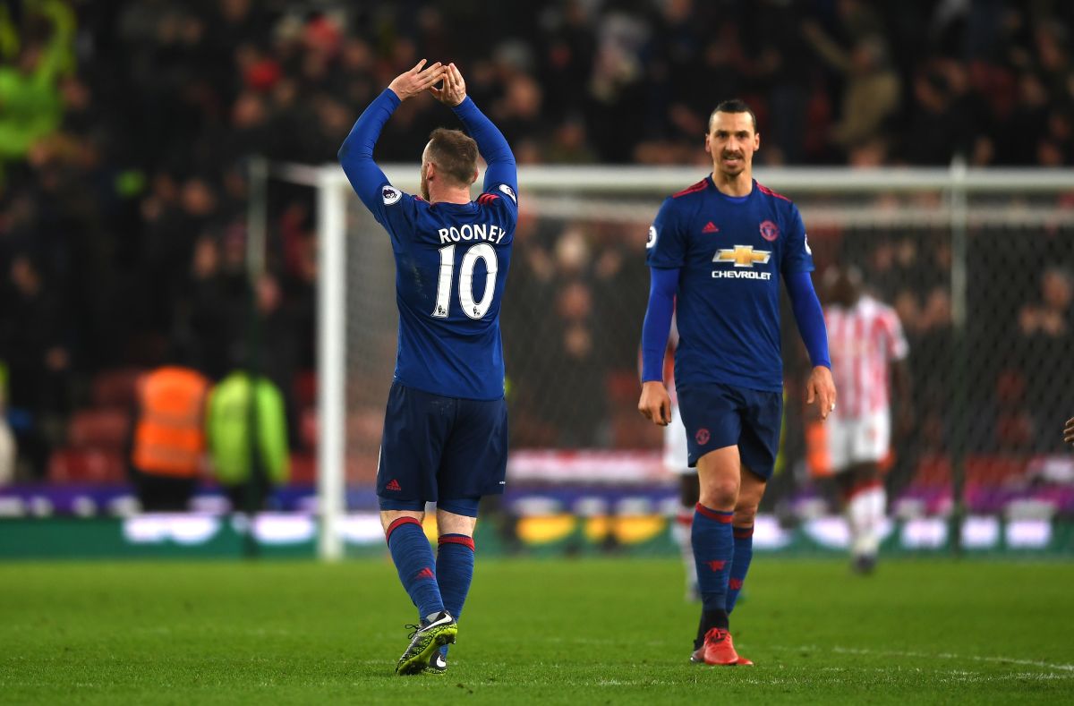 Rooney festeja su gol 250 con el Man U al lado de Ibrahimovic.
