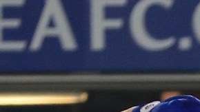 El momento en el que chocan sus cabezas Gary Cahill y Ryan Mason en el Chelsea vs. Hull City.