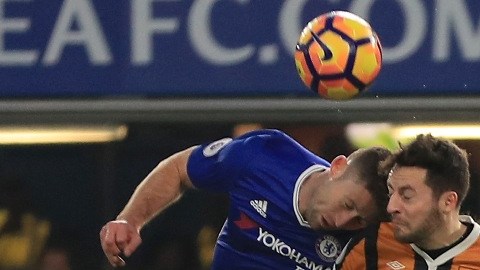 El momento en el que chocan sus cabezas Gary Cahill y Ryan Mason en el Chelsea vs. Hull City.
