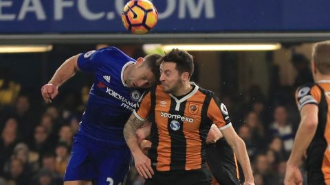 El momento en el que chocan sus cabezas Gary Cahill y Ryan Mason en el Chelsea vs. Hull City.