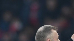 El francés Arsene Wenger se inconformó con una decisión arbitral y su reacción fue equivocada.