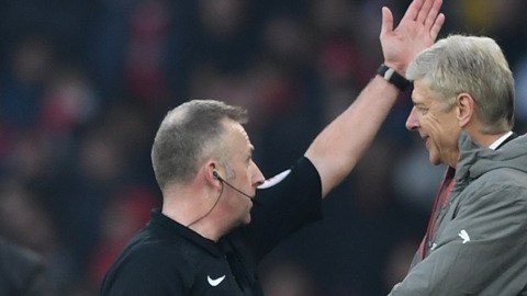 El francés Arsene Wenger se inconformó con una decisión arbitral y su reacción fue equivocada.