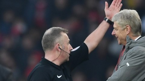 El francés Arsene Wenger se inconformó con una decisión arbitral y su reacción fue equivocada.
