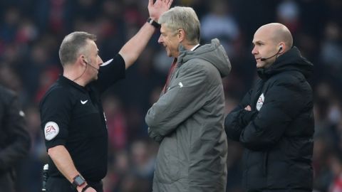 El francés Arsene Wenger se inconformó con una decisión arbitral y su reacción fue equivocada.