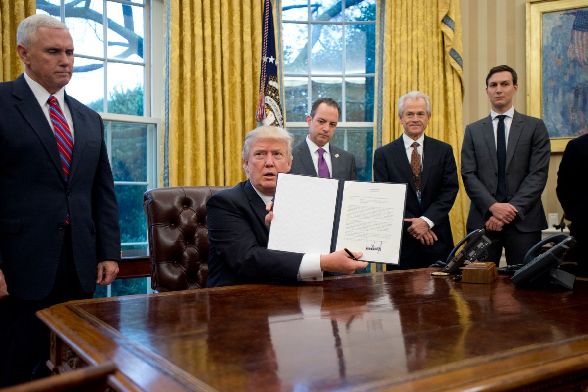 El 23 de enero de 2017 Donald Trump mostró la orden ejecutiva para cancelar la participación de EEUU en el TPP.