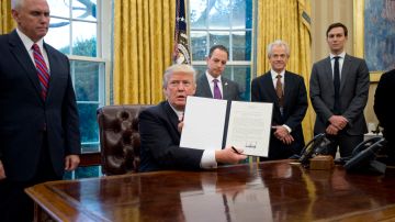 El 23 de enero de 2017 Donald Trump mostró la orden ejecutiva para cancelar la participación de EEUU en el TPP.