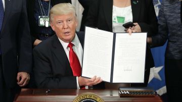 Trump firmó este miércoles la orden ejecutiva para construir el muro fronterizo con México y otros cambios al sistema de deportaciones de EEUU.