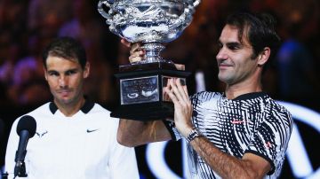 Roger Federer levanta el trofeo de campeón en Australia luego de haber derrotado a Rafael Nadal (izq.). Dos de los más grandes.