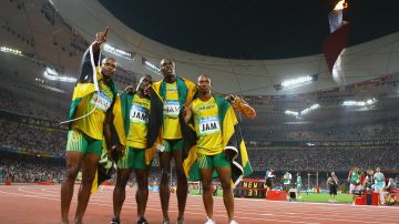 Asafa Powell, Nesta Carter, Usain Bolt y Michael Frater del equipo de Jamaica.