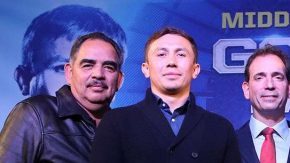 Gennady Golovkin y Daniel Jacobs posan con sus respectivos equipos en el Conga Room de Los Ángeles al promover su pelea del 18 de marzo.