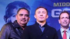 Gennady Golovkin y Daniel Jacobs posan con sus respectivos equipos en el Conga Room de Los Ángeles al promover su pelea del 18 de marzo.