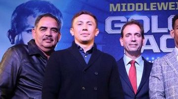 Gennady Golovkin y Daniel Jacobs posan con sus respectivos equipos en el Conga Room de Los Ángeles al promover su pelea del 18 de marzo.