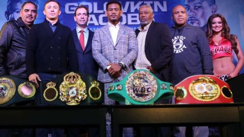 Gennady Golovkin y Daniel Jacobs posan con sus respectivos equipos en el Conga Room de Los Ángeles al promover su pelea del 18 de marzo.