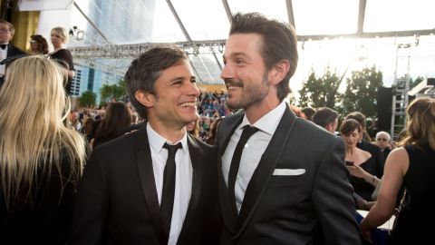 Gael Garcia Bernal y Diego Luna aparecen juntos en los Globos de Oro 2017
