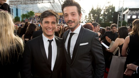 Gael Garcia Bernal y Diego Luna en la alfombra roja de los Globos de Oro 2017 / Foto: HFPA Photographer