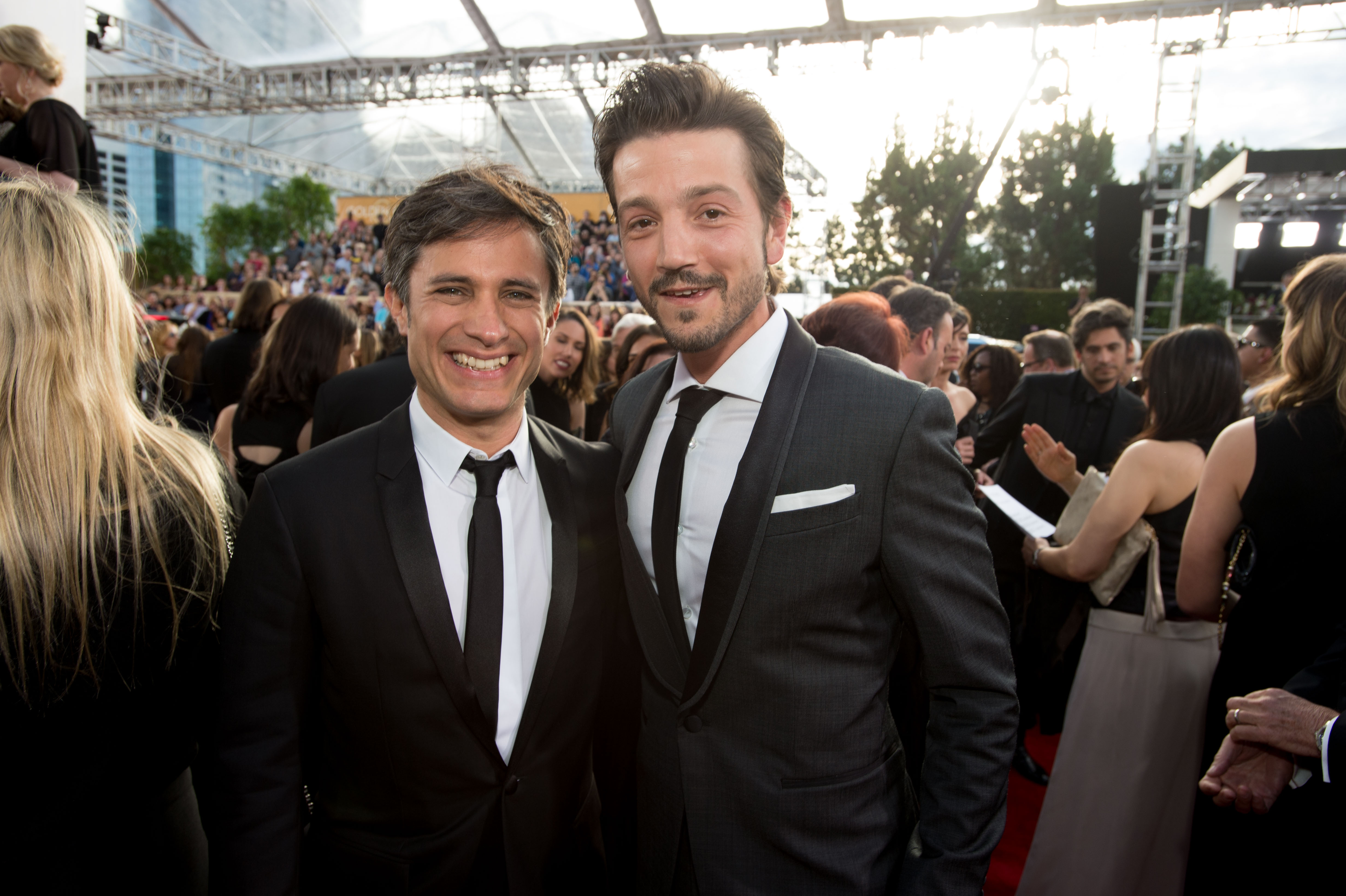 Gael Garcia Bernal y Diego Luna en la alfombra roja de los Globos de Oro 2017 / Foto: HFPA Photographer