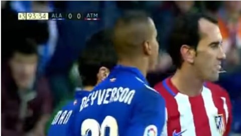 Deyverson y Godín en duelo de escupitajos