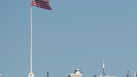 Activistas de Greenpeace llaman a resistir las órdenes ejecutivas de Trump.