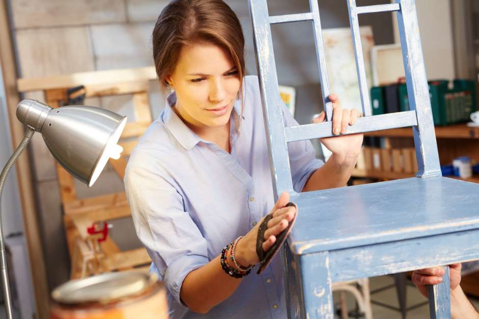 Antes de empezar a restaurar cualquier mueble de segunda que vas a incluir en tu nueva decoración, consulta con un ferretero sobre el tipo de pintura que debes usar de acuerdo con la calidad de la madera.