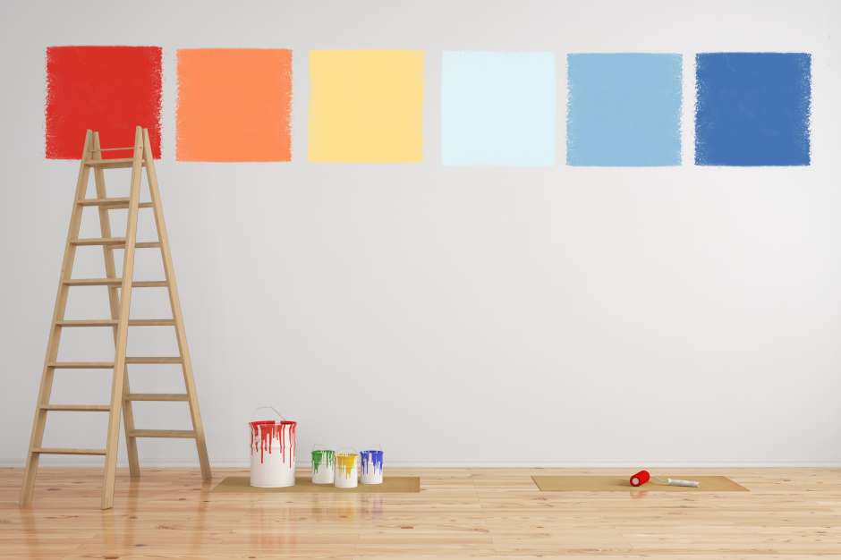 Para seleccionar la nueva pintura para el cambio del look de las paredes, conviene pintar cuadrados con varios tonos y escoger el que más nos guste y combine con los muebles y accesorios decorativos.