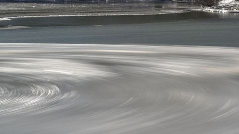 Un círculo del hielo en la cala de Esopus cerca de Kingston, Nueva York.