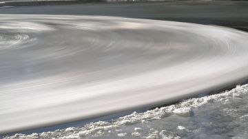 Un círculo del hielo en la cala de Esopus cerca de Kingston, Nueva York.