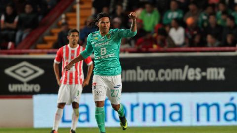 Gullit Peña festeja el gol ante el Necaxa.