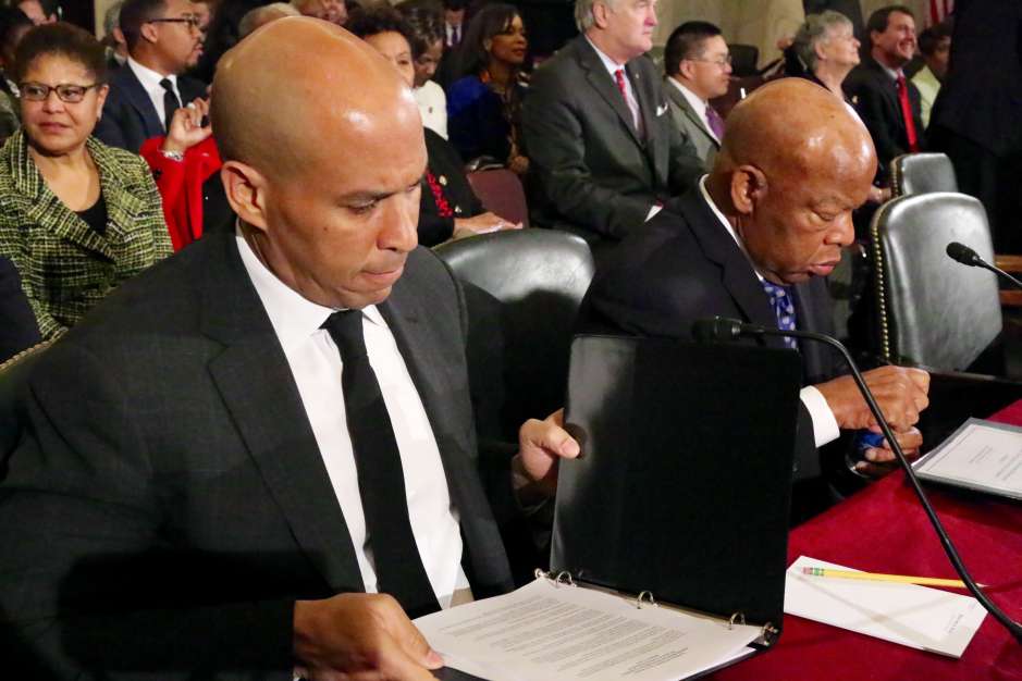 El senador demócrata de Nueva Jersey, Cory Booker, y el legislador demócrata de Alabama, John Lewis, ambos afroamericanos, criticaron el historial de Sessions en materia de derechos civiles. Foto: María Peña/Impremedia