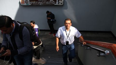 Carlos Alberto Prieto López, de 46 años, antes de salir del metro Patriotismo, camino a su trabajo.
