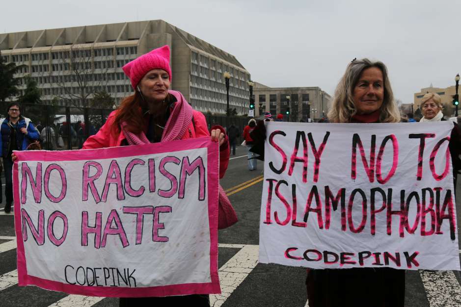 Bernardine Dorne (der.), una activista de "CodePink", viajó hasta Washington para protestar contra "el odio" que, a su juicio, representa Trump. Foto: María Peña/Impremedia
