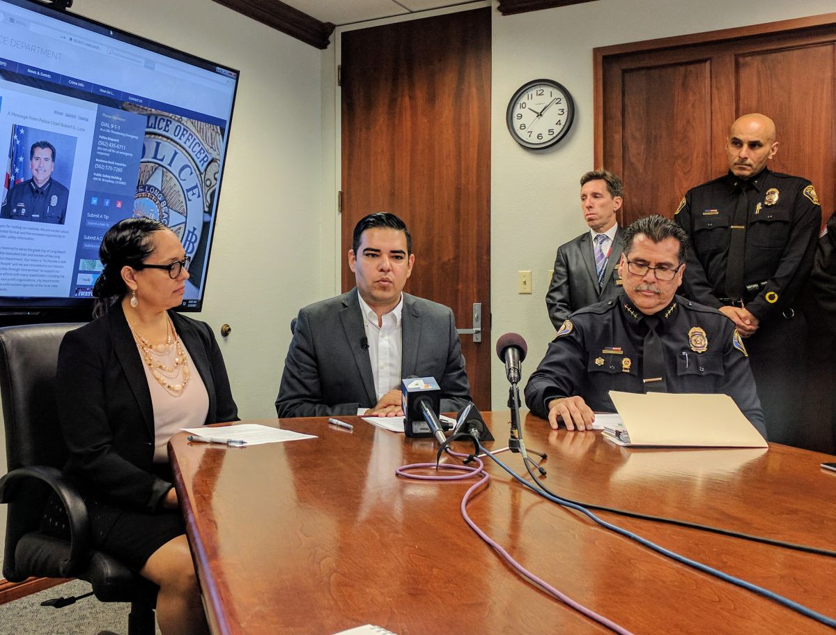 El alcalde de Long Beach Robert García (centro) junto al jefe de policía de la ciudad Robert Luna y la directora del equipo de seguridad pública Tracey Colunga. 