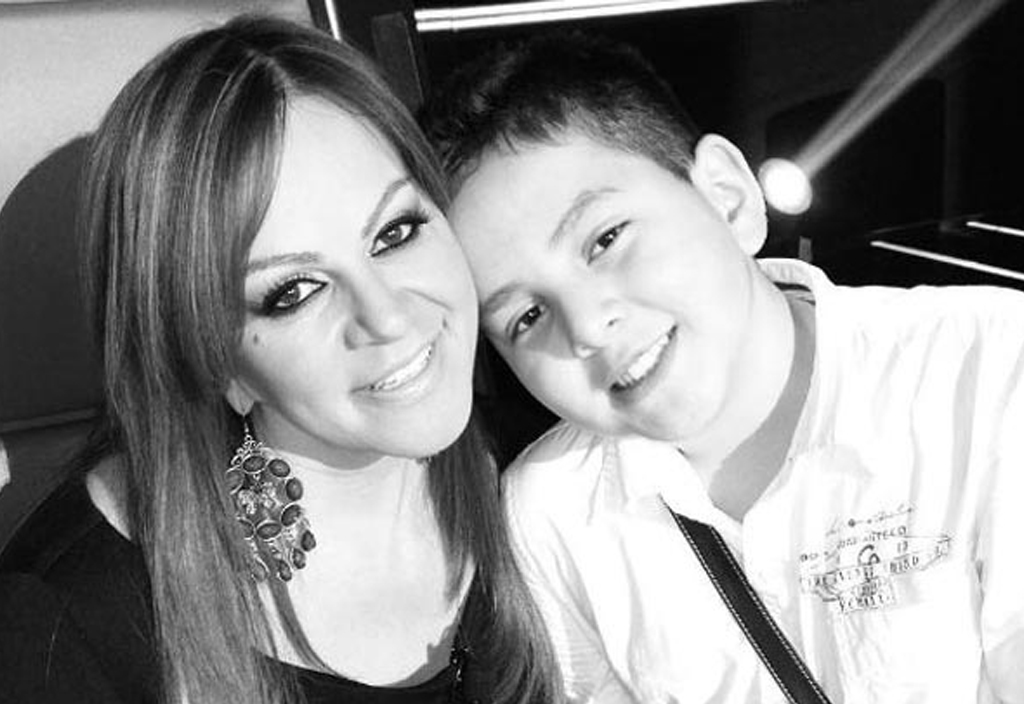 Hijo de Jenni Rivera contra serie