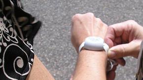 Las autoridades han entregado los localizadores a 15 familias con miembros que sufren alzheimer u otras condiciones.