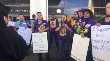 Trabajadores de servicios protestan en LAX contra la orden de Trump sobre inmigrantes musulmanes. /Suministrada