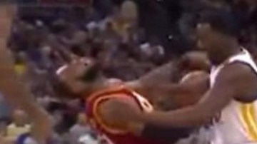 LeBron James cayó en la duela tras un golpazo de Green.