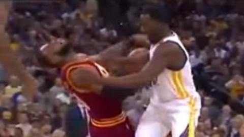 LeBron James cayó en la duela tras un golpazo de Green.