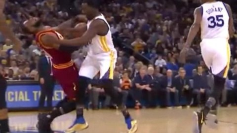 LeBron James cayó en la duela tras un golpazo de Green.
