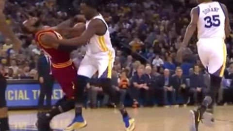 LeBron James cayó en la duela tras un golpazo de Green.