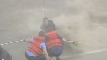 Rescatistas del LASD arriesgan sus vidas cada venida de tormenta para salvar a aquellos llevados por las corrientes pesadas del río Los Ángeles.
