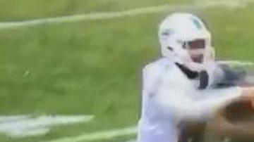 Matt Moore, arrollado por el 'expreso Miller'.